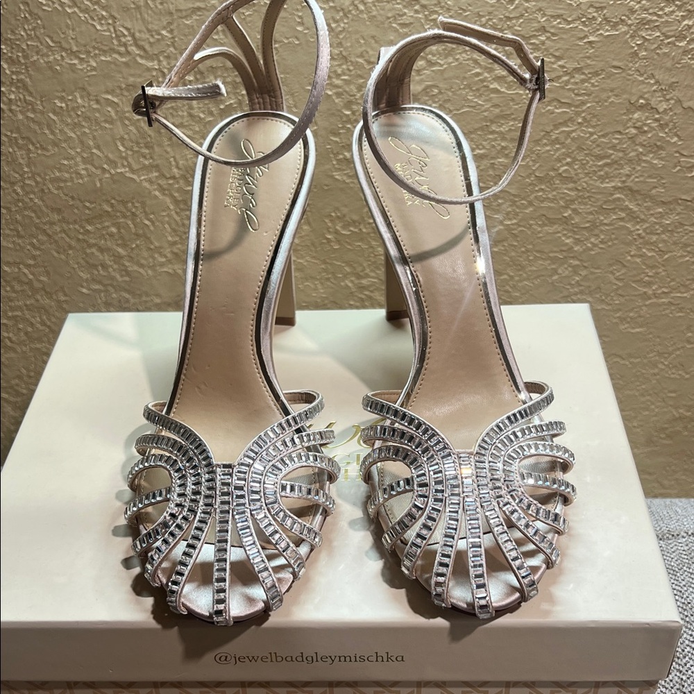 Jewel by Badgley Mischka Champagne Color, Jewel-Caged Toe Heels- Size 11, GUC. 💖